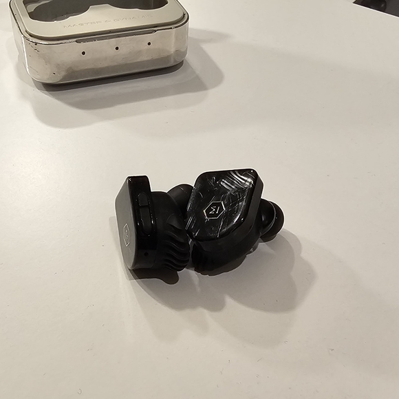 Master & Dynamic MW07 plus earbuds - Picture 6 of 9